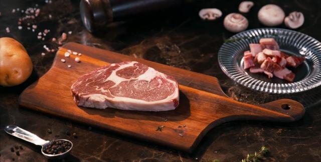 如何正确烹饪一块肉眼牛排，自己在家也能做，非常的简单！